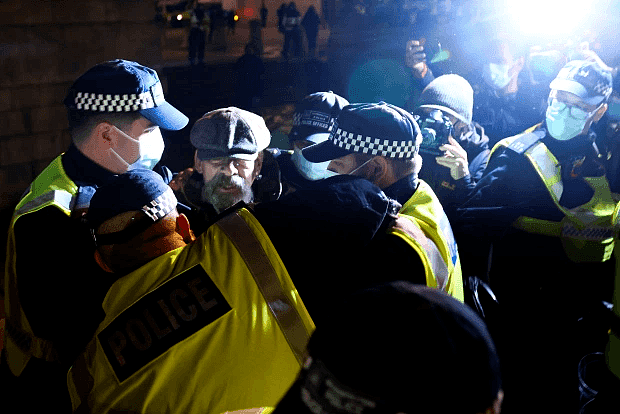 封国首日伦敦暴力冲突，逾百人被捕！英格兰感染大降12%，5周来首次（组图） - 28