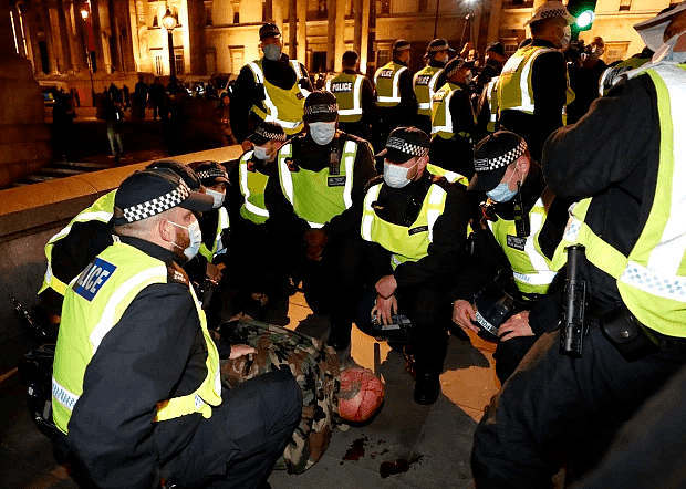 封国首日伦敦暴力冲突，逾百人被捕！英格兰感染大降12%，5周来首次（组图） - 27