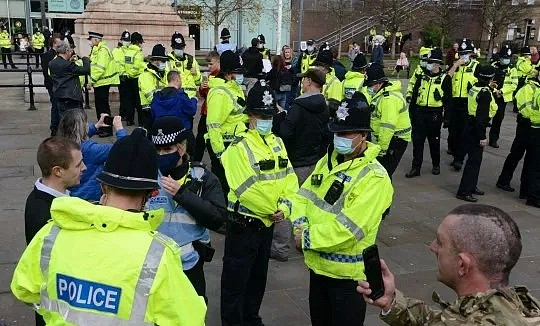 封国首日伦敦暴力冲突，逾百人被捕！英格兰感染大降12%，5周来首次（组图） - 31
