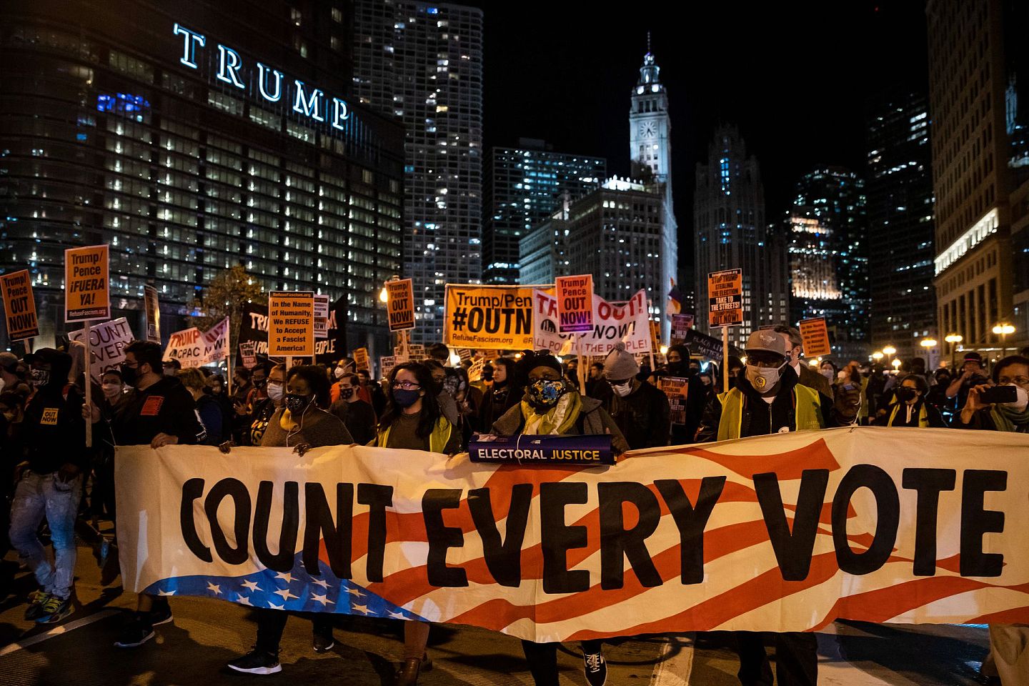2020年11月4日，美国芝加哥爆发游行示威，抗议者要求在大选中计算每一张选票。（AP）