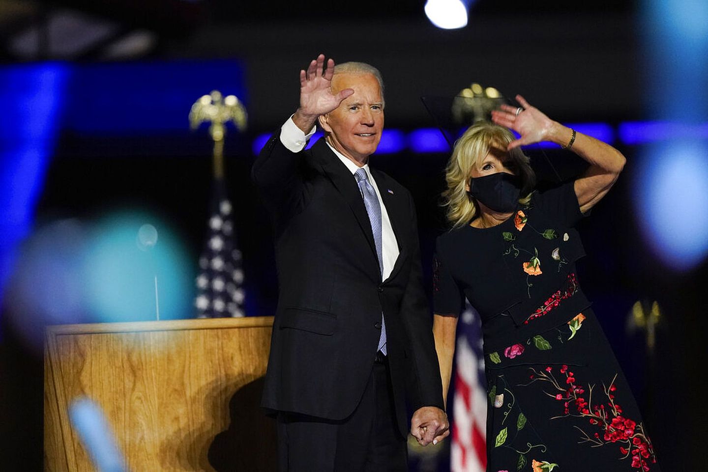 演讲结束后，拜登的妻子吉尔（Jill Biden）也上台同选民们打招呼。（AP）