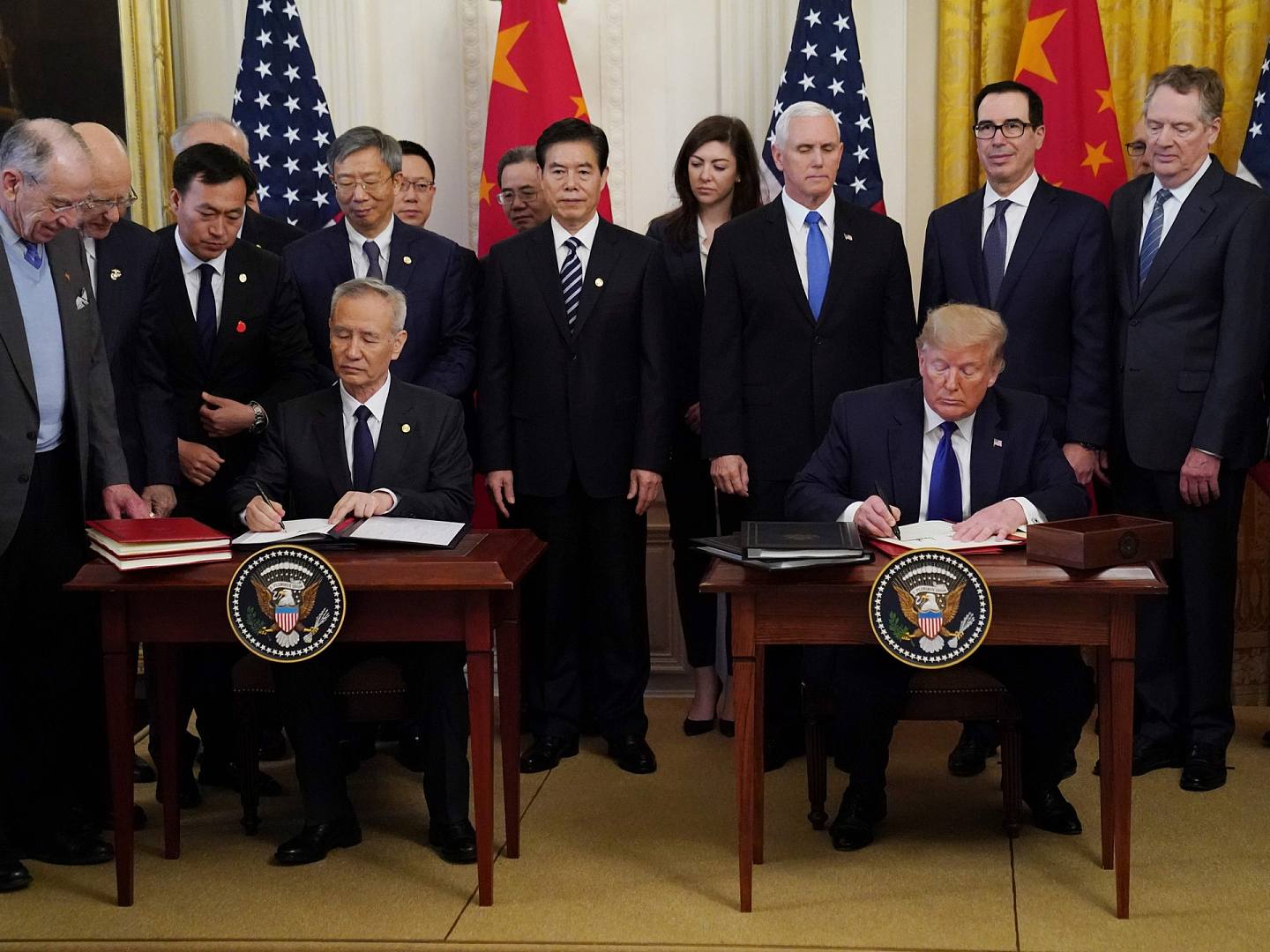 2020年1月15日，美国总统特朗普和中国国务院副总理刘鹤在白宫签署了第一阶段贸易协议。（Reuters）
