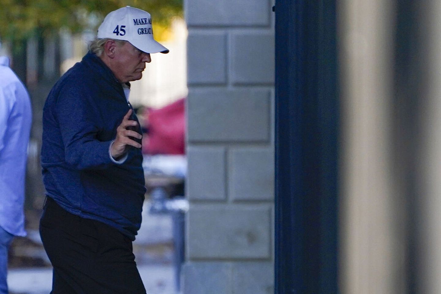 7日当天，在拜登胜选的消息席卷全美时，特朗普去打了高尔夫球。（AP）