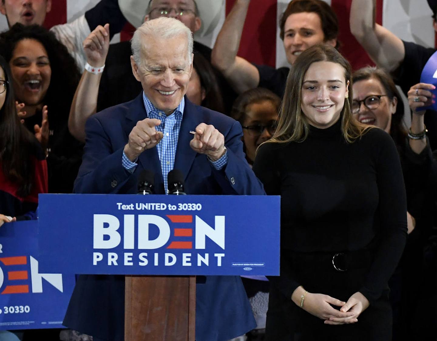 拜登当选：芬尼根（Finnegan Biden，右）不时陪伴拜登出席活动，图为她2020年2月与拜登一起到拉斯维加斯出席竞选活动（Getty）