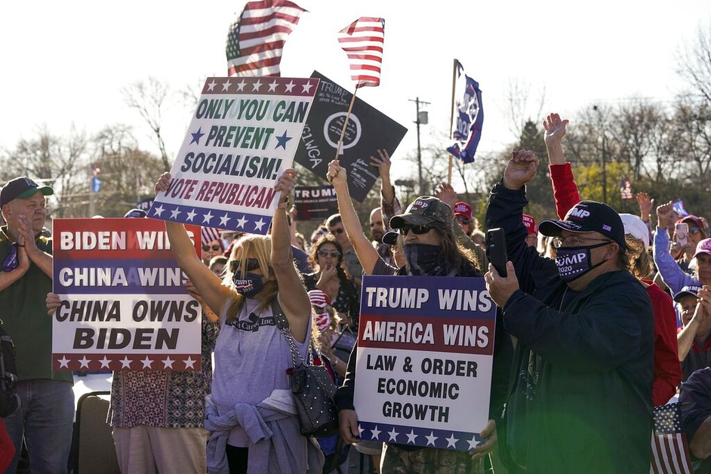 在拜登赢的趋势明显后，美国街头有群众欢呼、亦有不少特朗普支持者抗议。（AP）