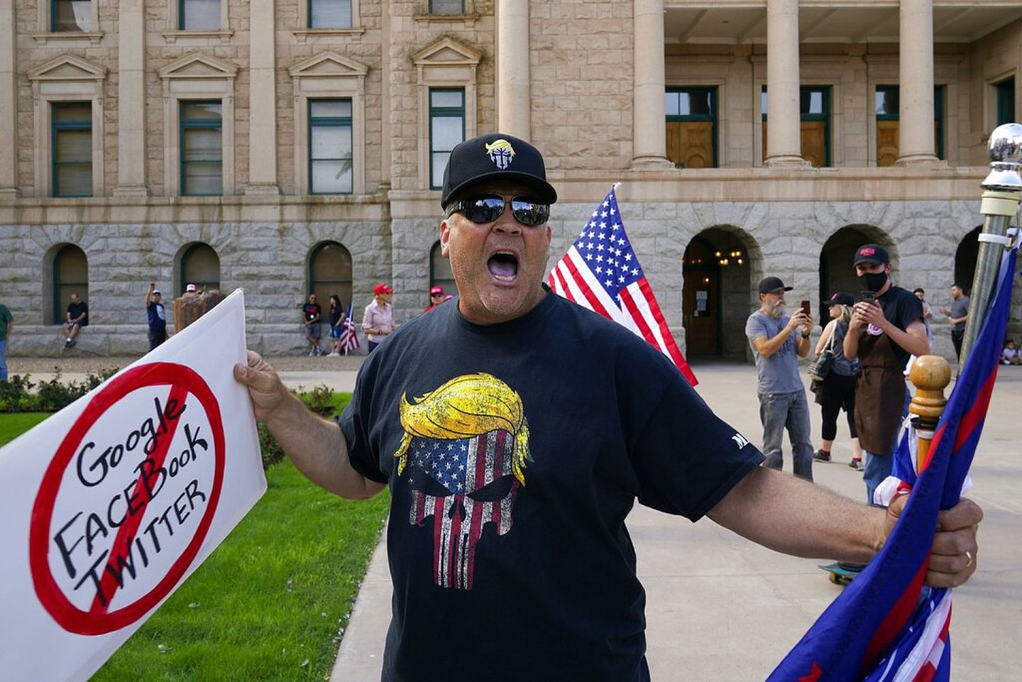 11月7日，一名身在凤凰城的特朗普支持者在亚利桑那州的议会大楼下叫嚣。（AP）