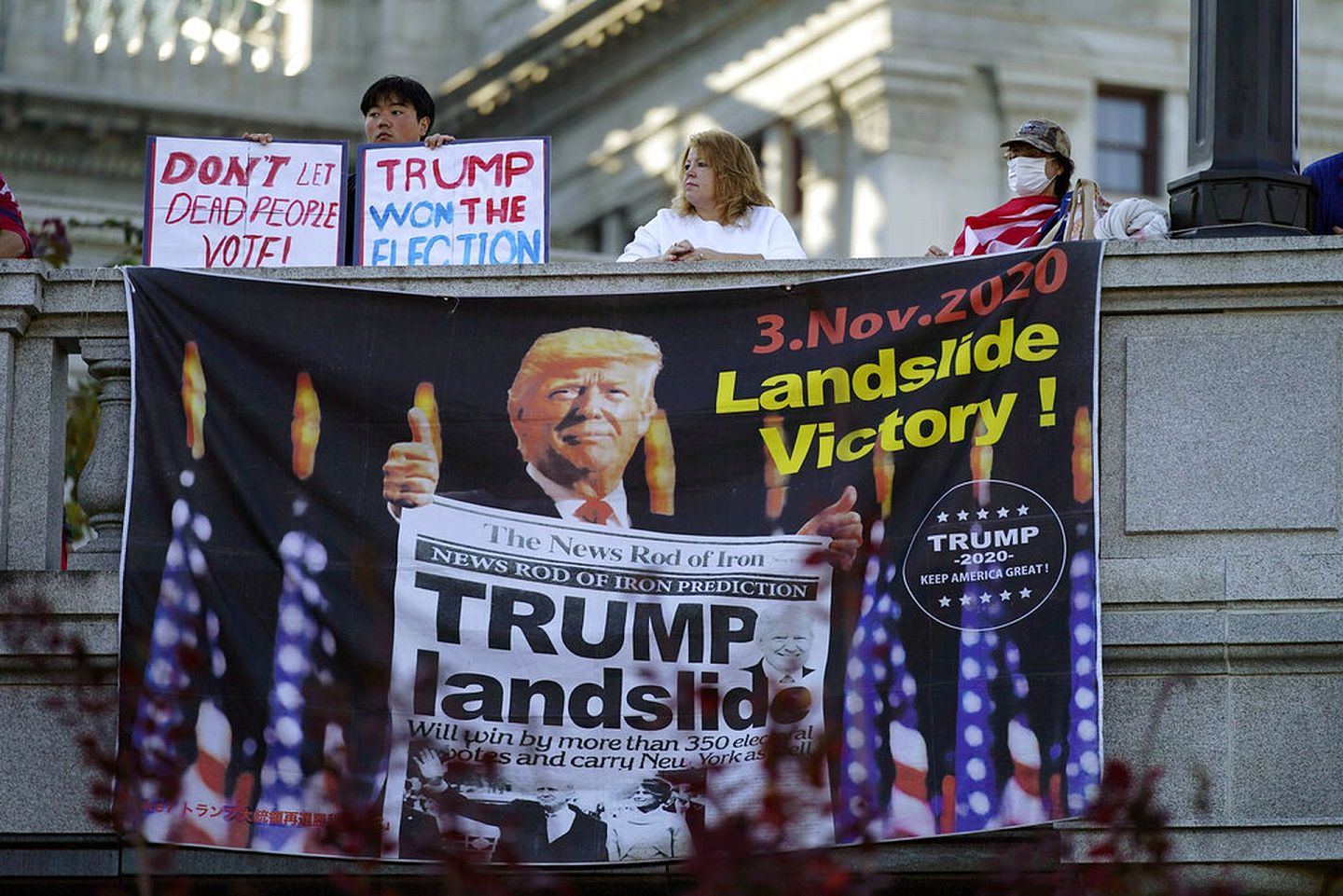 11月7日，宾夕法尼亚州哈里斯堡的特朗普支持者，在街上一处挂出庆祝特朗普压倒性取胜的横额。不过它上面印有的讯息已不会实现。（AP）
