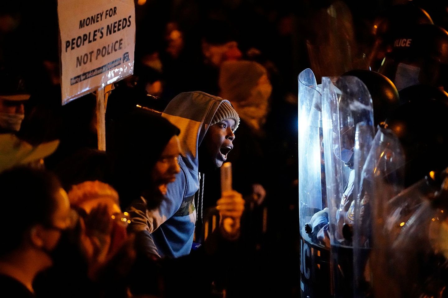 2020年10月27日，，费城，抗议者在游行中与警察对峙。当天，数百名示威者在费城西部游行，抗议黑人华莱士（Walter Wallace）的枪击死亡事件，他于周一在费城被警察杀害。警方在费城街头向这名27岁的男子大喊大叫，要求他放下手中的刀，随后开枪将其击毙。（AP）