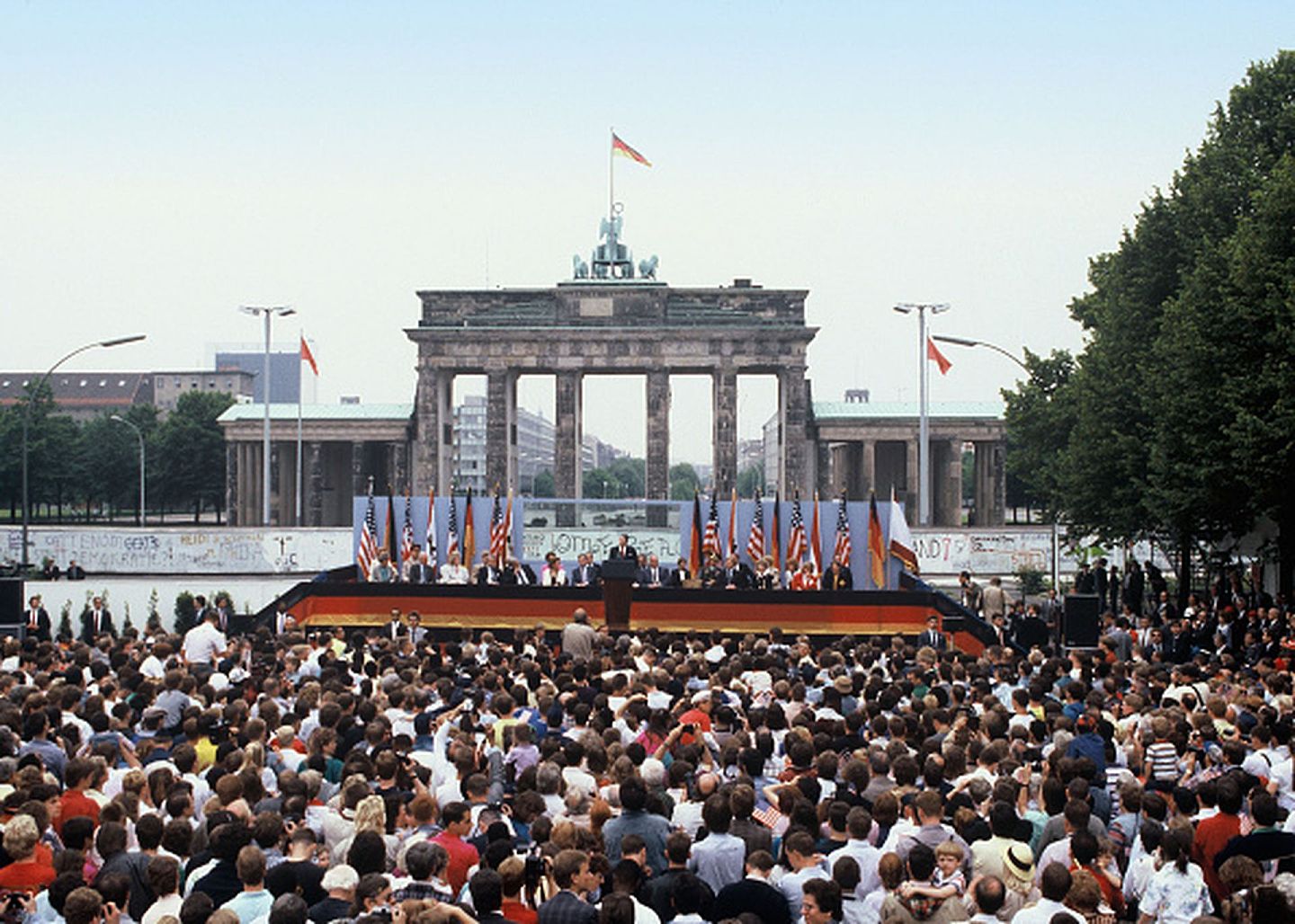 1987年6月12日，美国时任总统里根在柏林勃兰登堡门前发表了著名的“拆除铁幕”演讲。期间，他公开呼吁“戈尔巴乔夫（Mihail Gorbachev）先生（时任苏联最高领导人），请打开这扇门”。这场演讲也被国际舆论普遍认为是美国开始在冷战博弈中取得压倒性优势的标志性事件。（Getty Images）