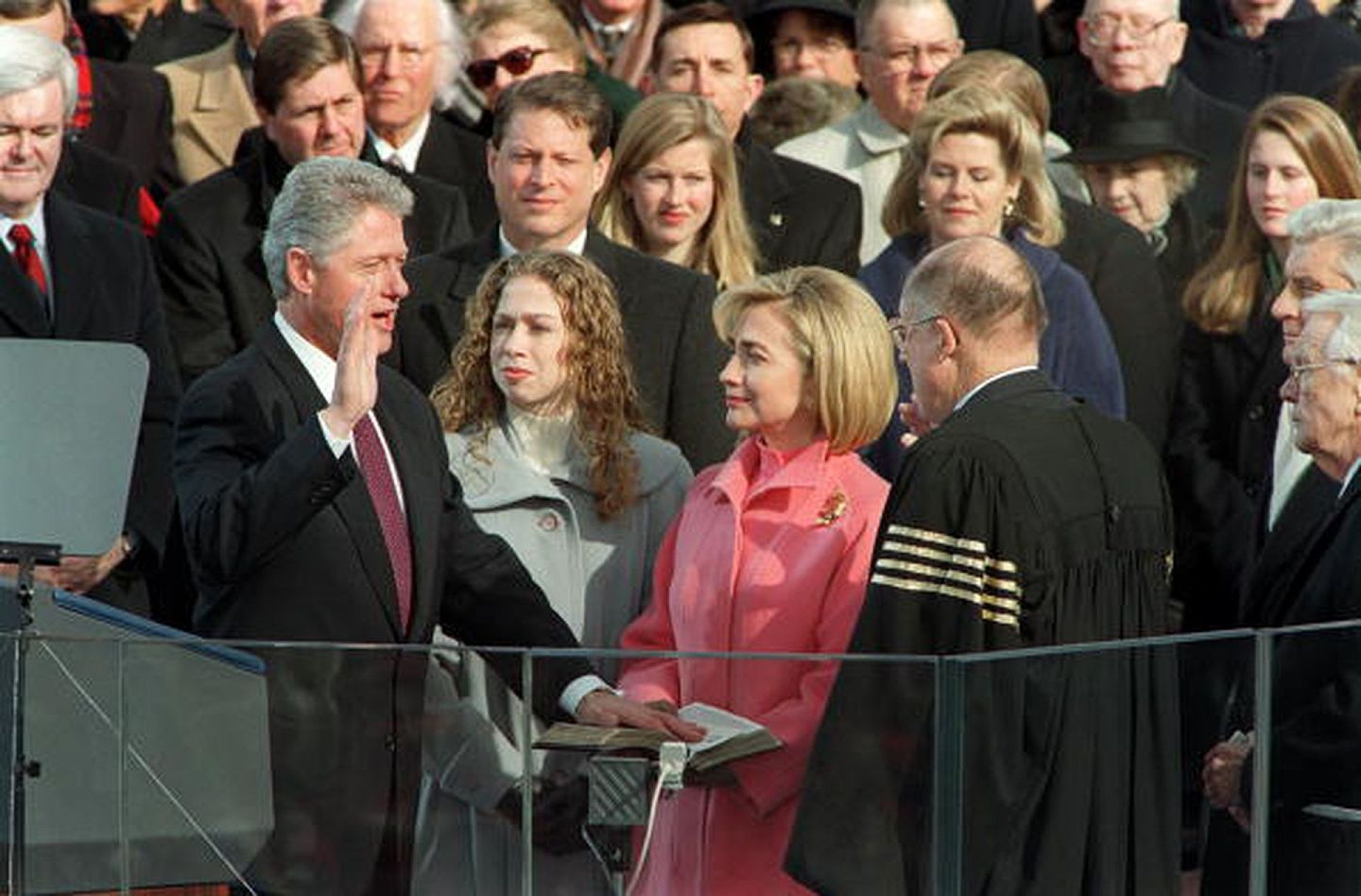 1997年1月20日，克林顿（左）华盛顿特区的国会山宣誓就职，开始履行他的第二任期。他在两个任期之内，对美国霸权的建设颇有添砖加瓦之功。（Getty Images）
