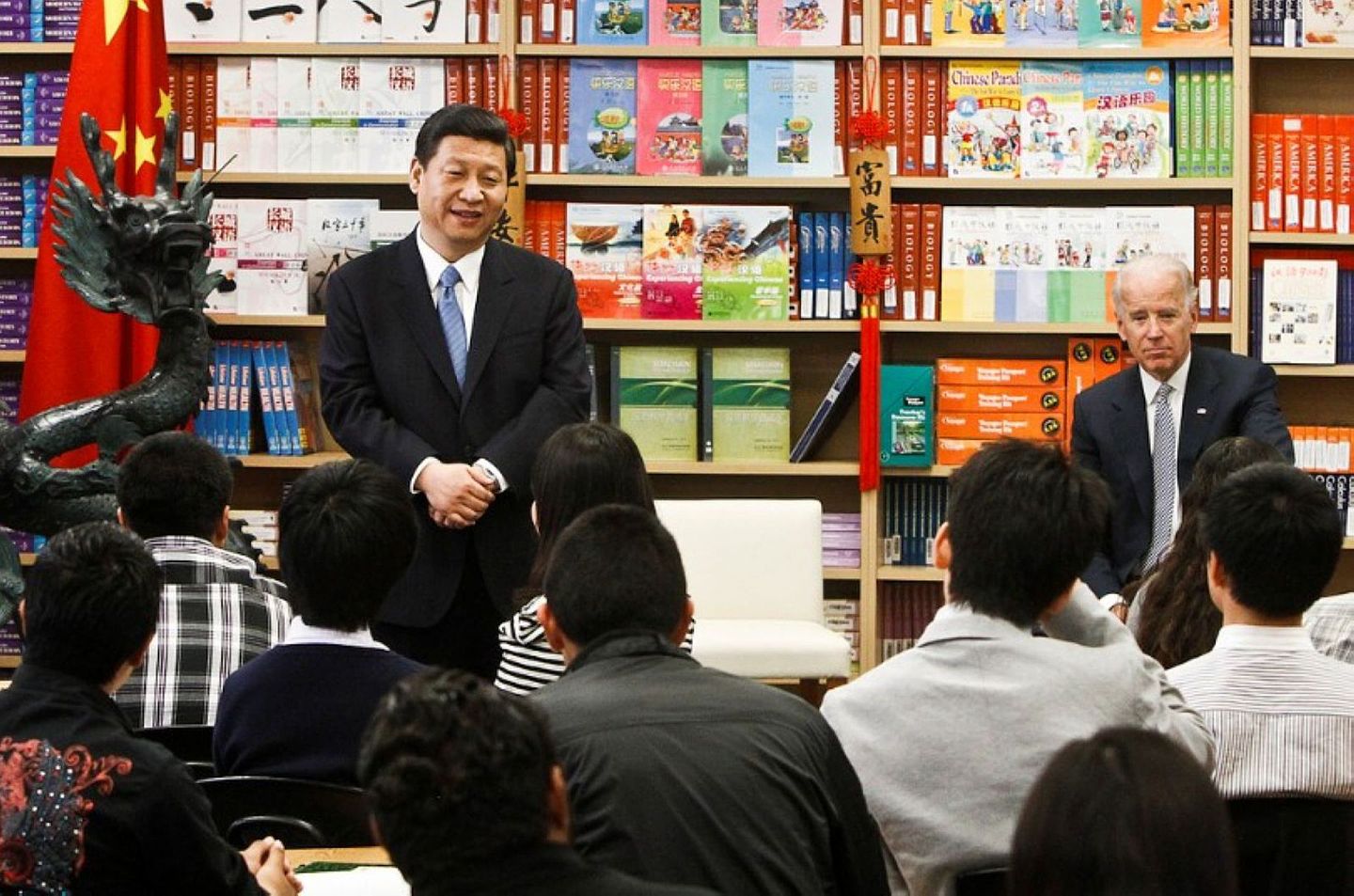 2012年2月17日，习近平和拜登一同访问位于洛杉矶的亚洲社会的国际学习中心。（新华社）
