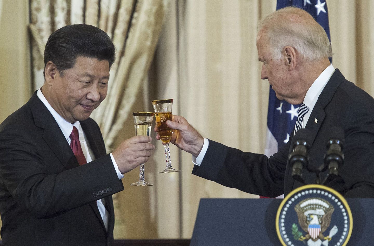 拜登在担任美国副总统期间，曾多次与中国领导人会晤。图为2015年9月25日，在美国时任国务卿克里（John Kerry）在华盛顿国务院举行的国事午宴上，美国时任副总统拜登和中国国家主席习近平（左）共同举杯。（Getty）