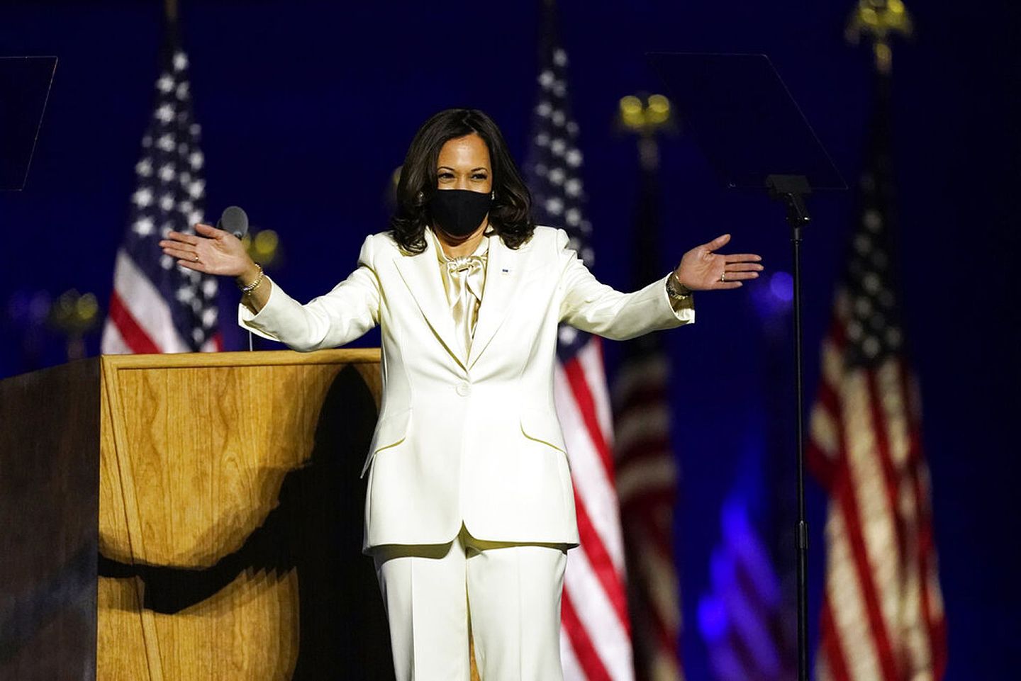 11月7日，贺锦丽（Kamala Harris）穿着白色服装上场，发表演讲。（AP）