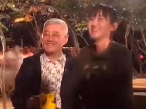 赵本山被捕现场照片流出再引报道，他现身和女粉丝合影留念，始终面带笑容（视频/组图） - 12
