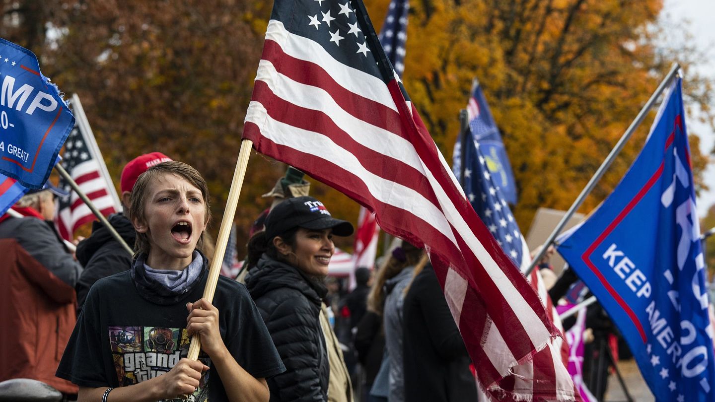 美国大选：图为11月7日，总统特朗普的支持者在俄勒冈州塞勒姆示威，抗议民主党总统候选人拜登胜选。（AP）