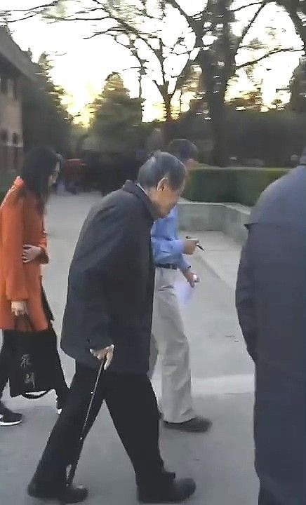 98岁华裔学家杨振宁不用搀扶健步如飞，而翁帆却在一点点的衰老！（视频/组图） - 3