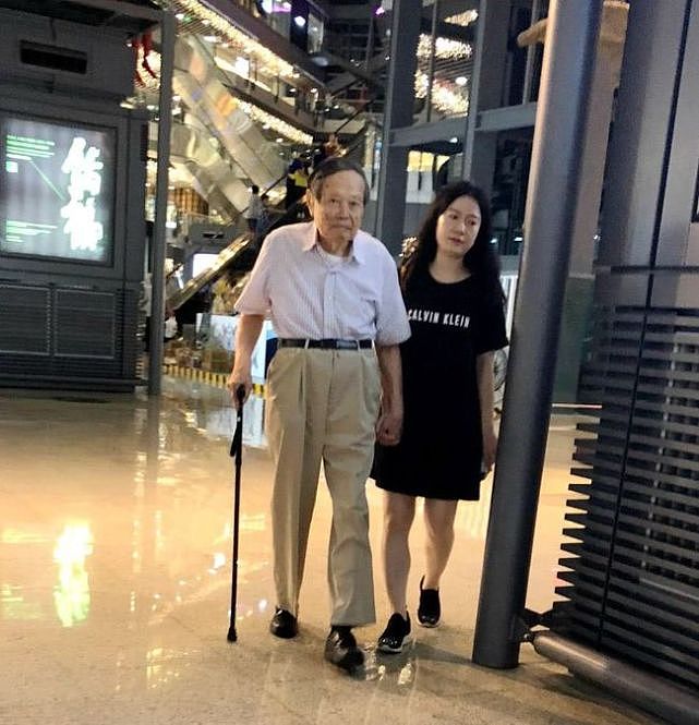 98岁华裔学家杨振宁不用搀扶健步如飞，而翁帆却在一点点的衰老！（视频/组图） - 5