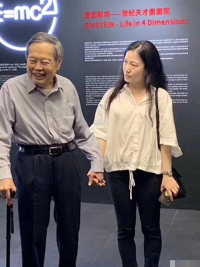 98岁华裔学家杨振宁不用搀扶健步如飞，而翁帆却在一点点的衰老！（视频/组图） - 7