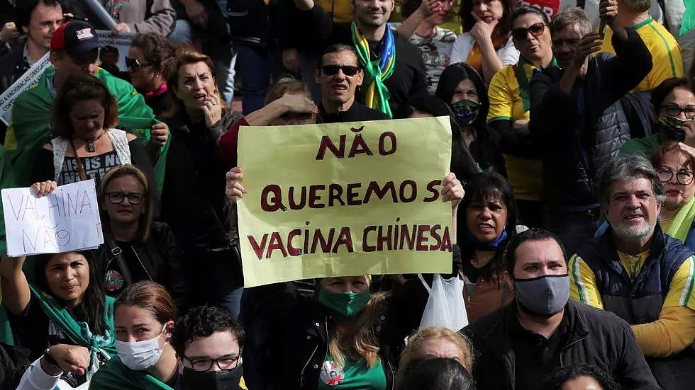 在被叫停临床试验之前，圣保罗州早已爆发反中国科兴新冠疫苗大游行，图为一名示威者举着牌子，上面写道：“我们不要中国疫苗”。摄于11月1日