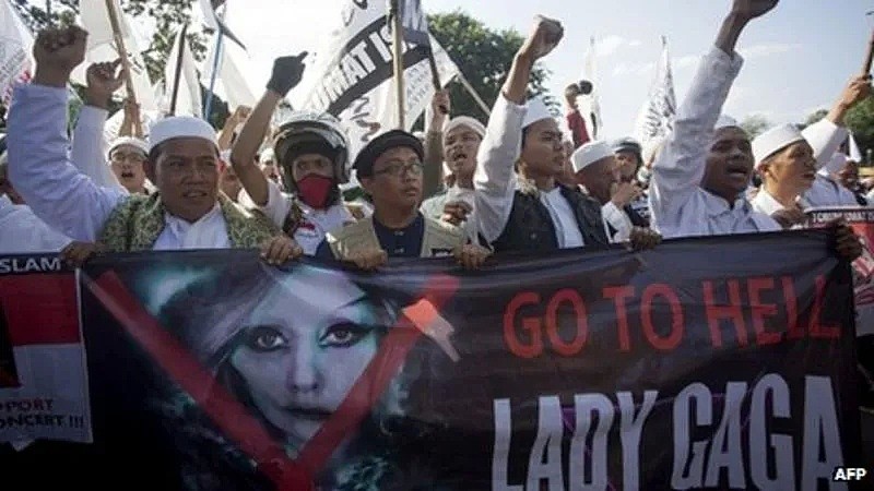 这个威胁Lady Gaga，热衷煽动闹事的极端组织的头目回国，竟被群众夹道欢迎（视频/组图） - 16