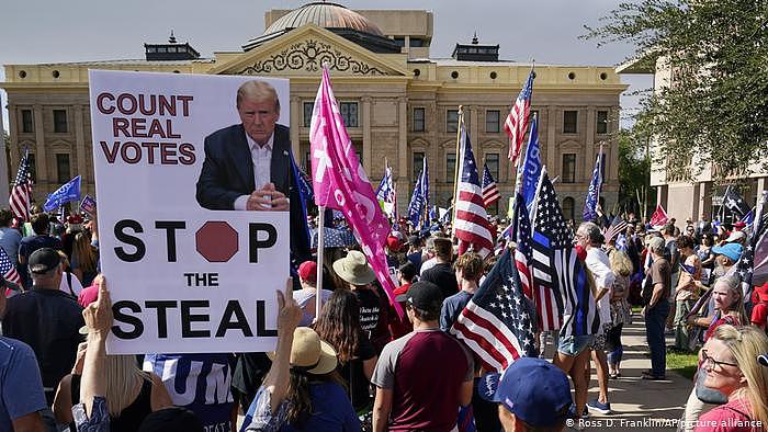 USA I Proteste von Donald Trumps Anhängern (Ross D. Franklin/AP/picture alliance)