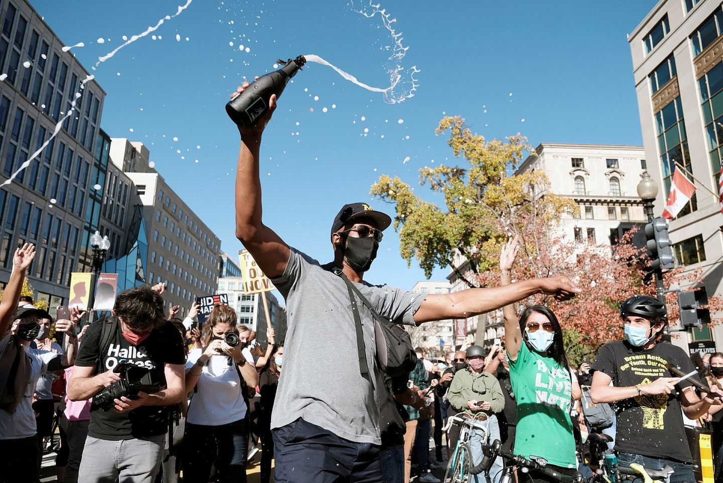 11月7日，华盛顿的拜登支持者在街上开香槟庆祝。（Reuters）