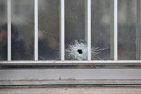  2015年1月6日，法国巴黎《查理周刊》遭到恐怖分子袭击，造成至少12人遇难。图为《查理周刊》办公地点附近建筑物上的弹孔。