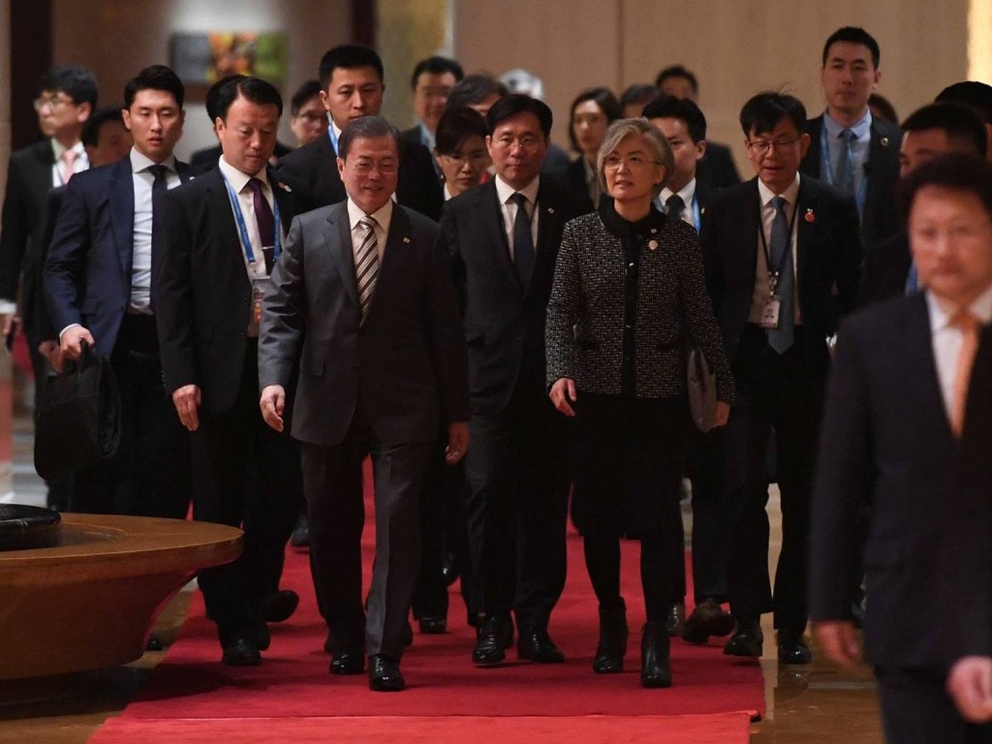 2019年12月24日，韩国总统文在寅率领代表团人员抵达会场参加中日韩领导人会议。（Reuters）