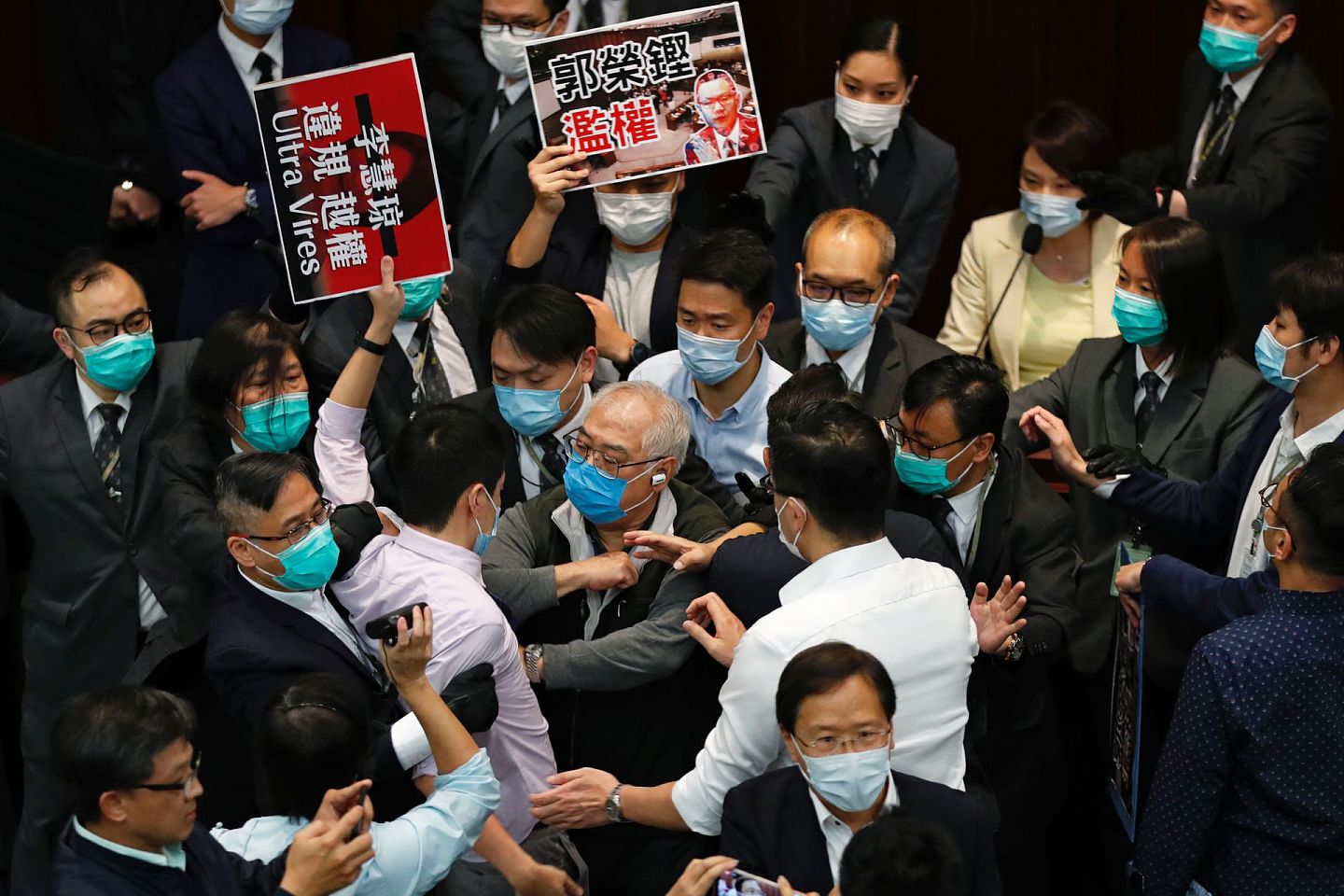 2020年5月8日，在香港举行的立法会内务委员会会议上，泛民主派议员与保安、建制派议员扭打在一起。（Reuters)