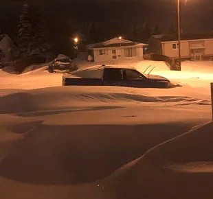 超强暴风雪席卷加拿大，一夜吞没全城，出门买菜需