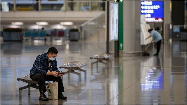 香港国际机场受到新冠病毒疫情的影响而人声稀少。