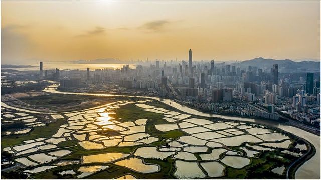 香港与深圳一河之隔，但两地居民因疫情至今无法正常通关。