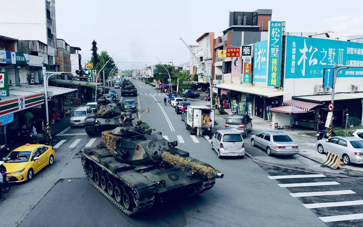 台海局势紧张，台军坦克开入市区演练。（台湾国防部提供）