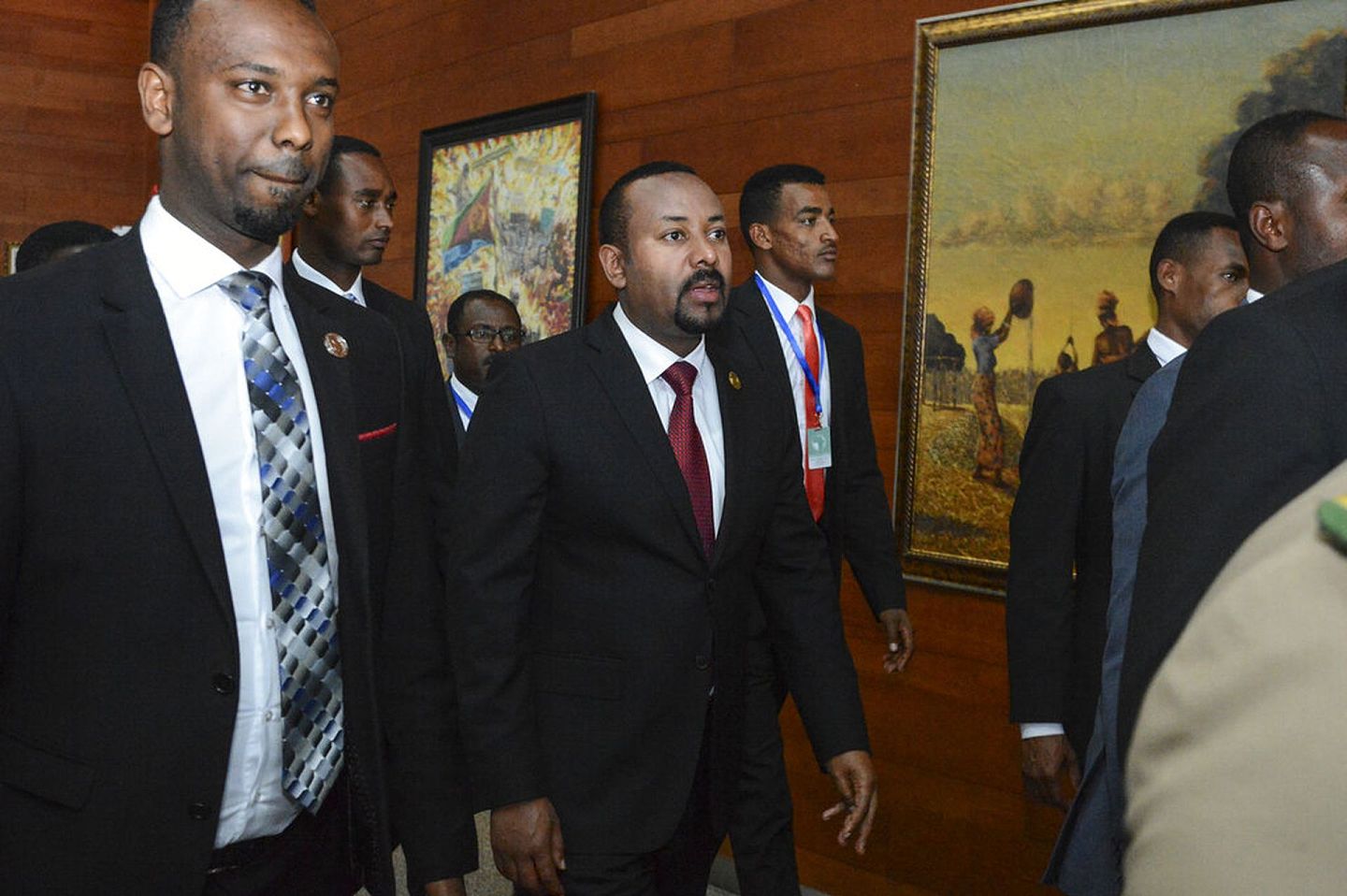 埃塞俄比亚总理艾哈迈德（中）周三（11月4日）下令军方对抗提格雷地区政府。图为2020年2月9日，艾哈迈德抵达埃塞俄比亚亚的斯亚贝巴参加第33届非洲联盟峰会开幕式。(美联社)