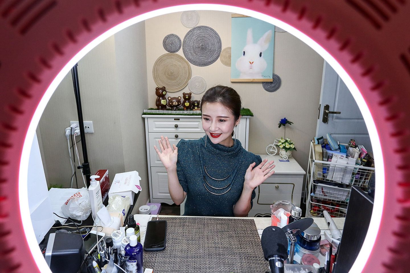 2018年10月31日，浙江杭州一摄影师实拍淘宝美妆主播“大大大雪梨Shirley”的工作和生活。她居住的40多平米的房间内有4个人为即将来临的“天猫双11”忙碌着。（视觉中国）