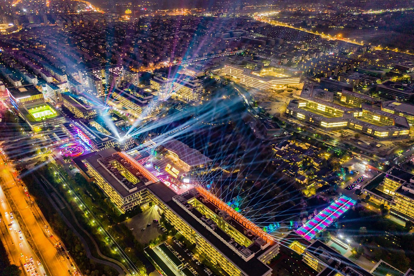 2019年11月10日，一年一度的“双11”购物节前夜，位于杭州的阿里巴巴集团总部亮起七彩射灯，为即将到来的网购热潮造势。（视觉中国）