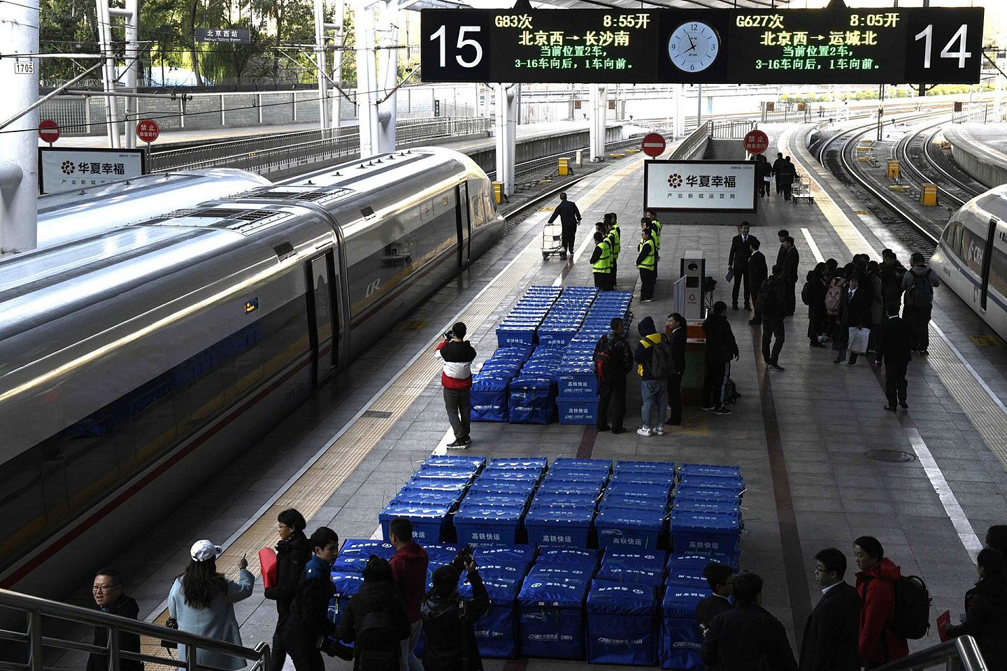2018年中国“双11”电商黄金周期间，“复兴号”列车一个特别的车厢格外引人关注，里面没有高铁座椅，只摆满了一箱箱写着“高铁快运”字样的蓝色箱子。这是全国首个铁路专用快递车厢、设置在高铁G83和G506上的“京湘快递专厢”。（视觉中国）