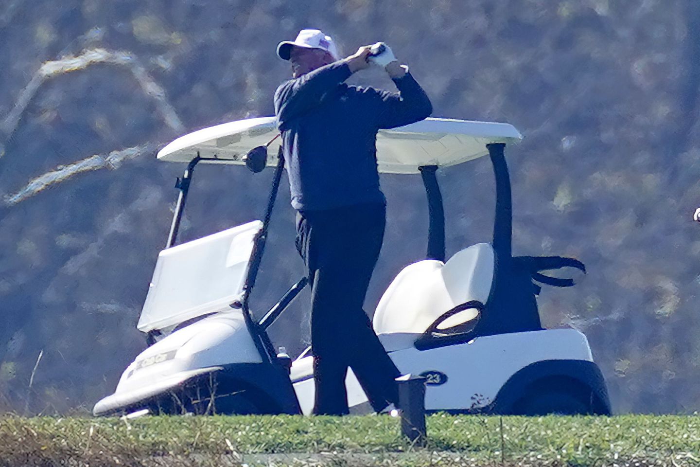 2020年11月8日，特朗普在弗吉尼亚州斯特林的特朗普国家高尔夫俱乐部打了一轮高尔夫球。（AP）