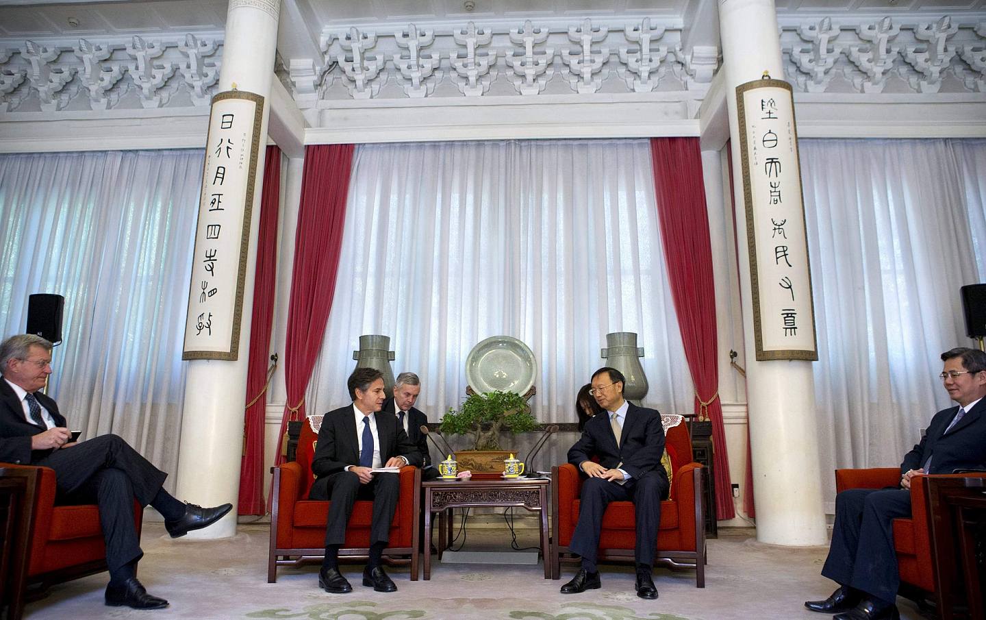 2015年10月8日，中國國務委員楊潔篪會見美國國務院副秘書長布林肯。(Reuters)