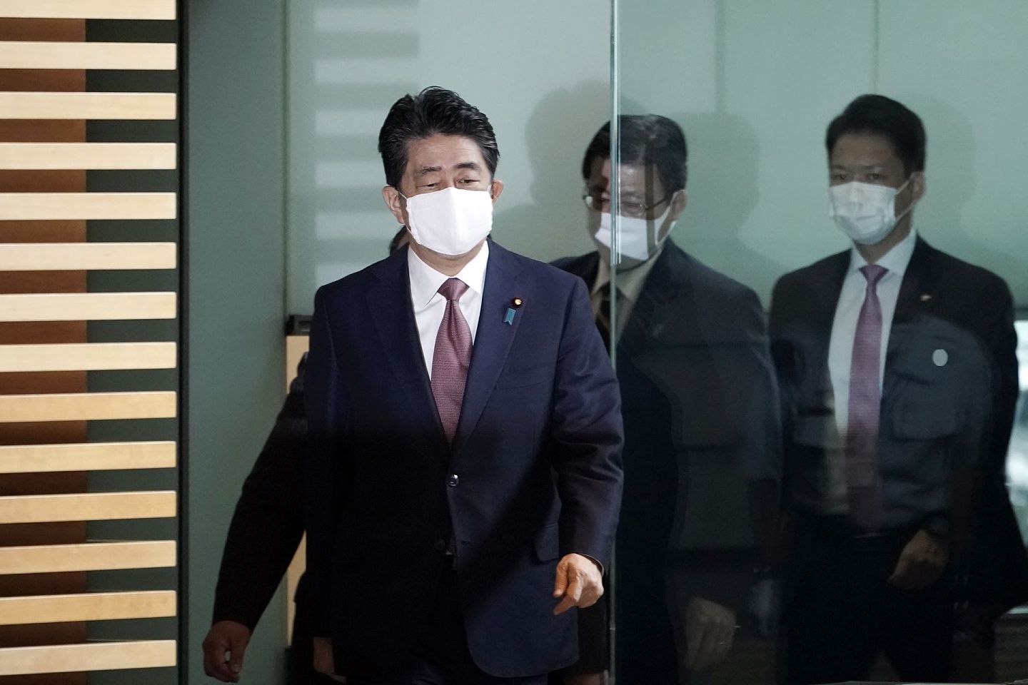 日本卸任首相安倍晋三11月11日正式就任日本自民党“思考新冠疫情经济政策议员联盟”会长。图为2020年9月16日，安倍晋三抵达在东京举行的内阁会议。汇总内阁成员的辞职书，宣布全体内阁成员辞职。（AP）