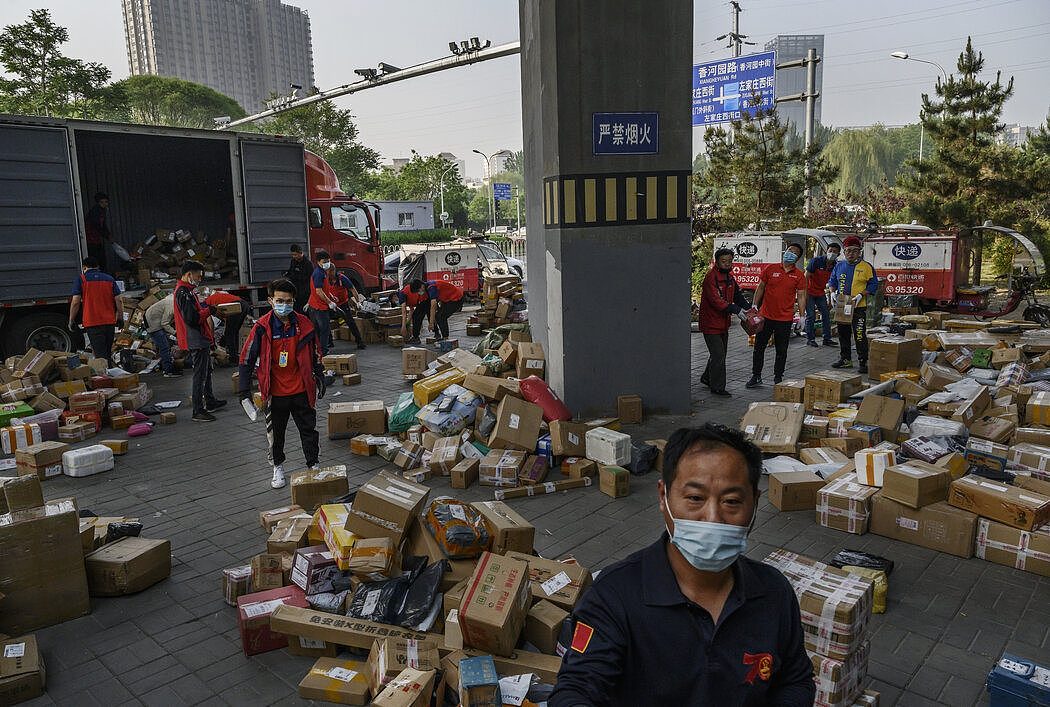 4月，北京的快递员在整理包裹，准备送单。