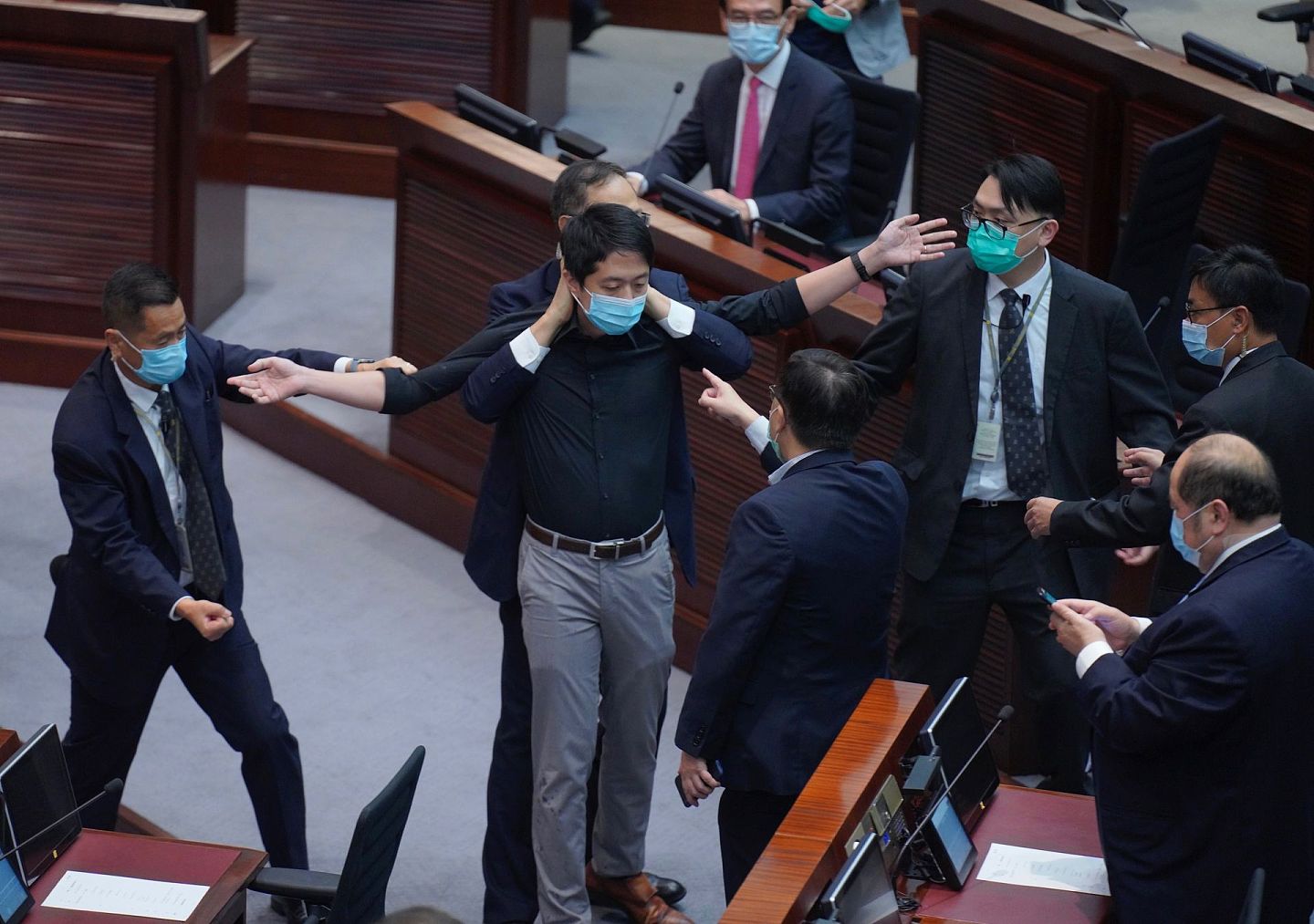 由于泛民派议员的阻扰，香港立法会经常出现混乱无序的状况。图为2020年6月4日，民主派立法会议员许智峯在香港立法会主厅受到保安警告。（AP）