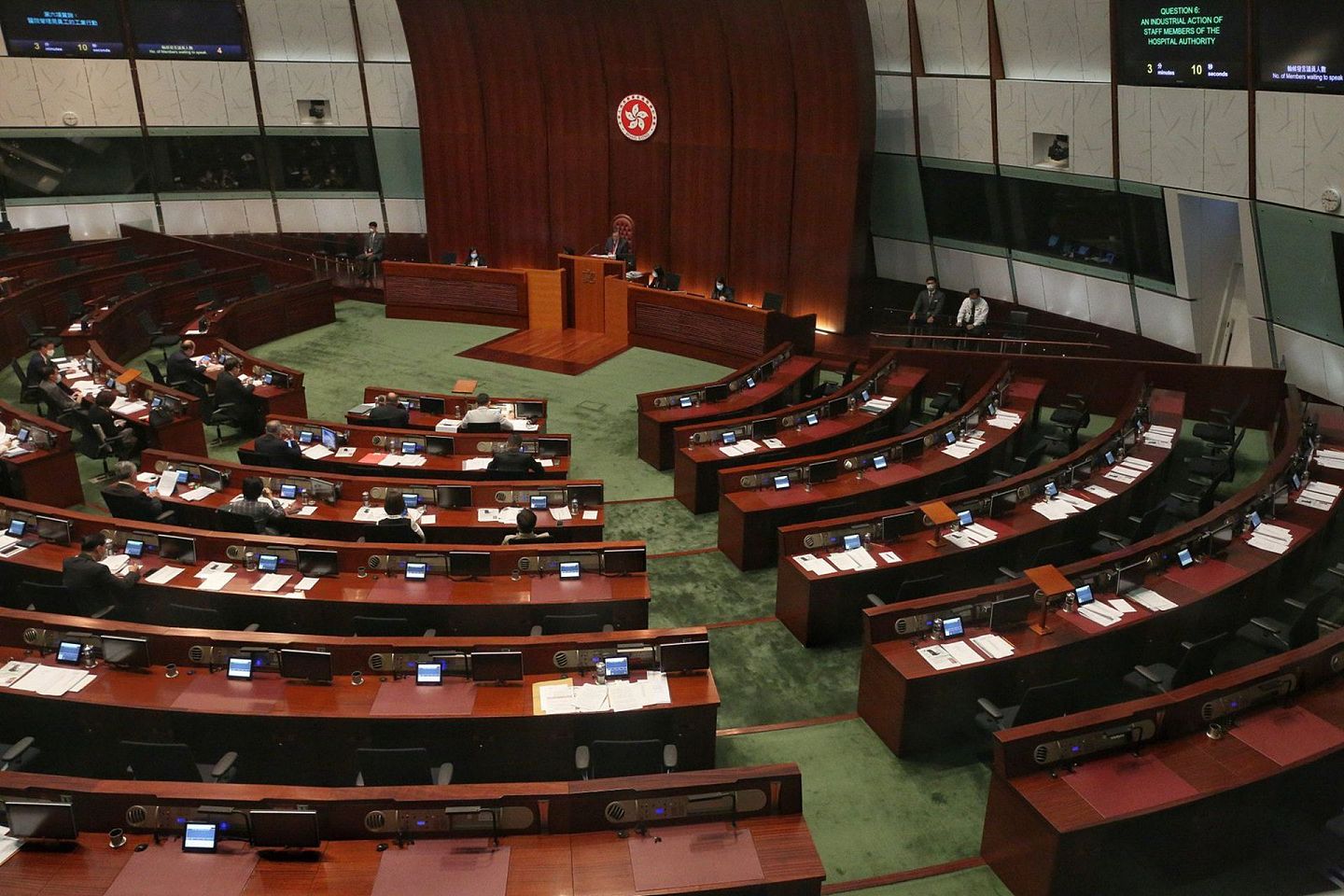 当地时间11月11日，港府宣布根据中国全国人大常委会决定，宣布公民党杨岳桥等4名立法会议员即时丧失立法会议员资格。11月12日15名泛民派议员向立法会主席递交辞职信。（HK01）