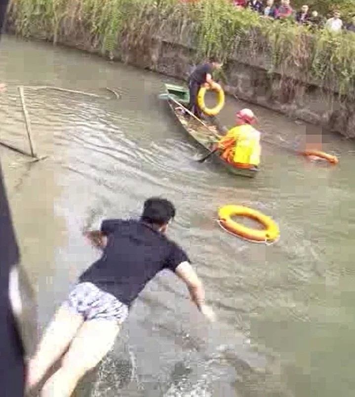 气愤！5秒视频看怒了，中国小伙救起落水女子，却被她一脚踹下了河…（视频/组图） - 5