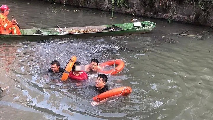 气愤！5秒视频看怒了，中国小伙救起落水女子，却被她一脚踹下了河…（视频/组图） - 6
