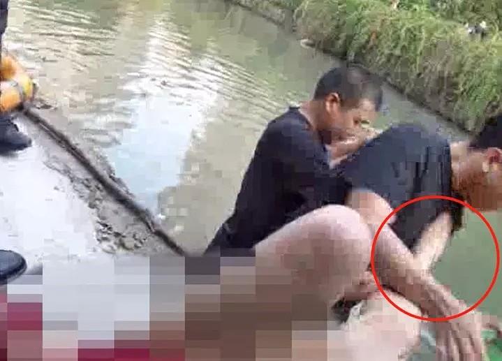 气愤！5秒视频看怒了，中国小伙救起落水女子，却被她一脚踹下了河…（视频/组图） - 8