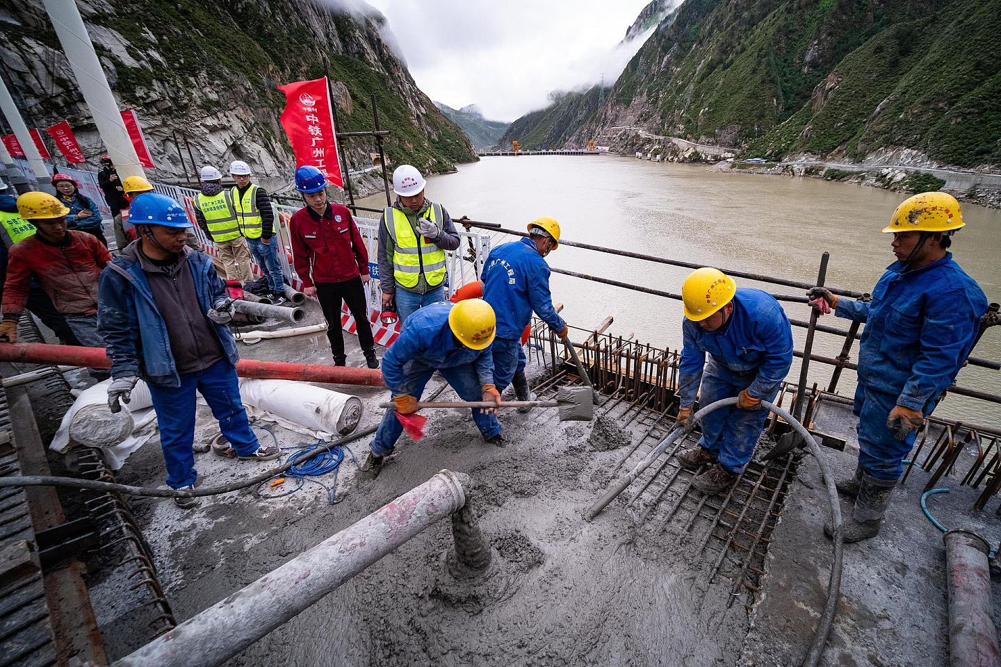 2020年6月20日，中铁广州工程局工人在位于西藏自治区加查县的藏木特大桥工地进行合龙作业。（人民视觉）