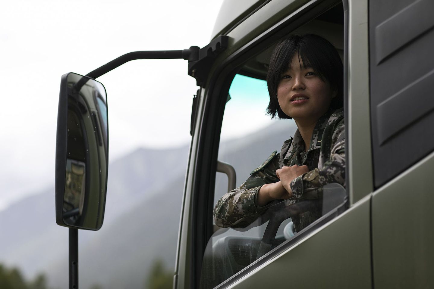 2019年7月20日，西藏林芝某野外驻训地，19岁的列兵詹瑜反复检查车辆，为第二天的高原道路复训做准备。（视觉中国）
