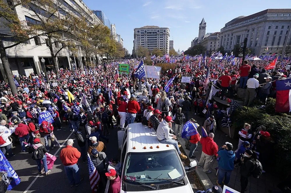 现场百万人挺特朗普大游行！特朗普路过挥手致意，民众追赶车队求合影，两边打起来了（视频/组图） - 1