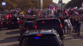 现场百万人挺特朗普大游行！特朗普路过挥手致意，民众追赶车队求合影，两边打起来了（视频/组图） - 11